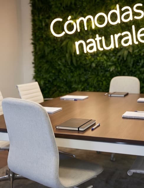 Conjunto Mesa de Reunión Madera y 5 Sillas Ergonómicas Blancas
