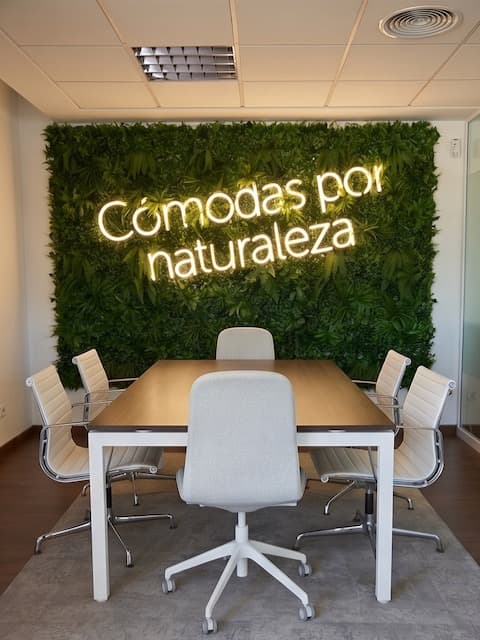 Conjunto Mesa de Reunión Madera y 5 Sillas Ergonómicas Blancas
