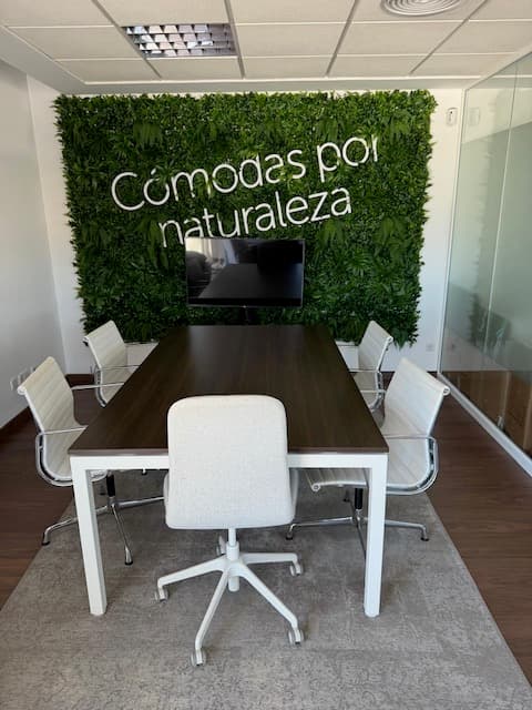 Conjunto Mesa de Reunión Madera y 5 Sillas Ergonómicas Blancas
